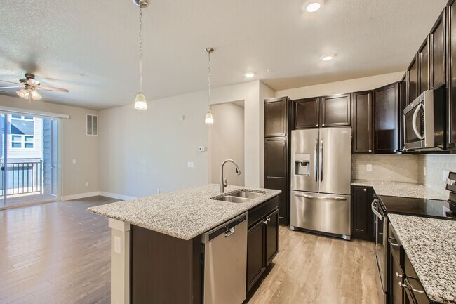 Foto del edificio - Evolve Real Estate: Move-in Ready in West Arvada, Contemporary 3 Beds/2 Baths Condo!