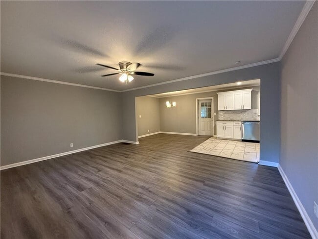 Foto del edificio - Room in House on Carolyn Dr SW