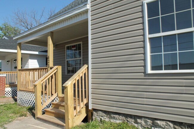 Foto del edificio - Modern Elegance Meets Comfort – Fully Remodeled 4BR/2BA Dream Home!