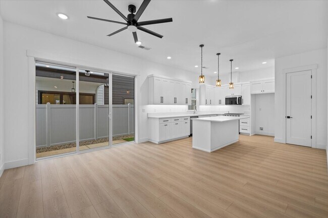 Building Photo - 315 Talons Dr