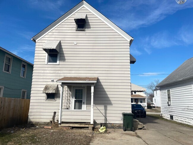 Building Photo - 1047 W 17th St