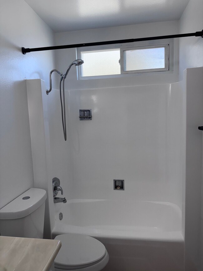 Foto del edificio - 1360 Hornblend St