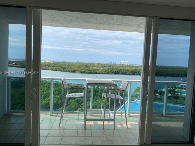 Foto del edificio - 100 Bayview Dr