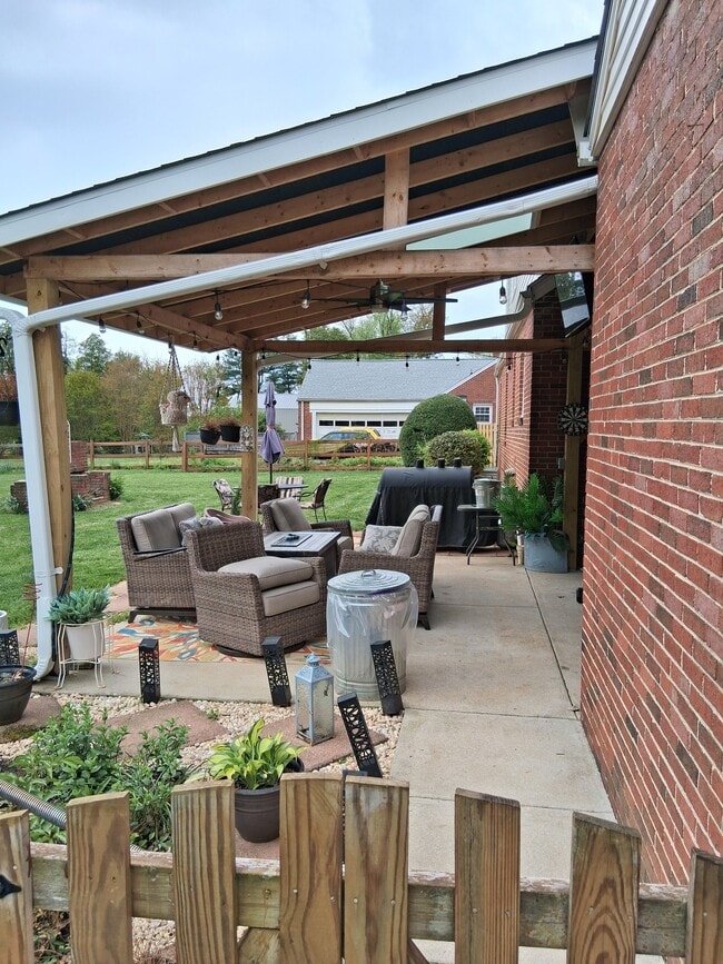 Photo - 7012 Warfield Rd House