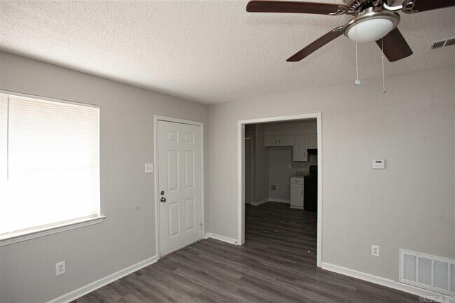 Building Photo - 302 Bellevue Cir