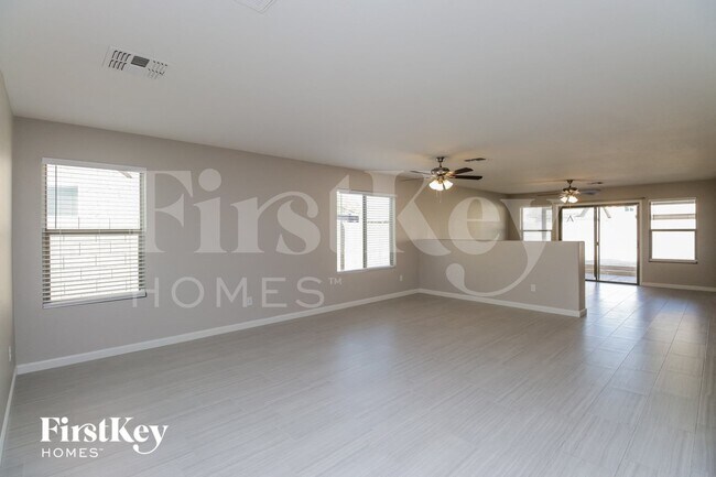 Foto del edificio - 1130 E Oak Rd