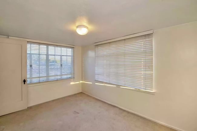 Building Photo - 712 W Manhatton Dr