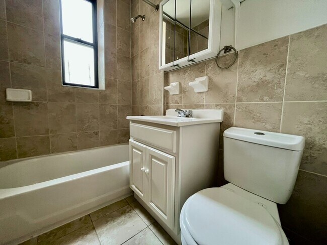 Foto del edificio - 585 W 204th St