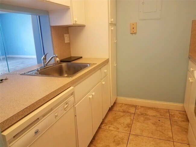 Foto del edificio - 561 NW 107th Ave