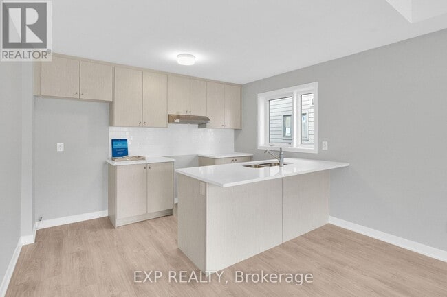 Building Photo - 820 PARNIAN Pvt