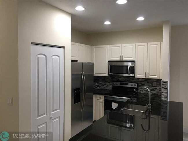Building Photo - 3118 Coral Ridge Dr