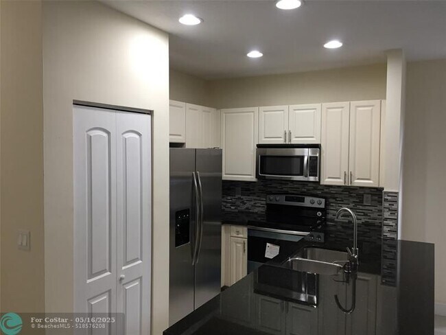 Foto del edificio - 3118 Coral Ridge Dr