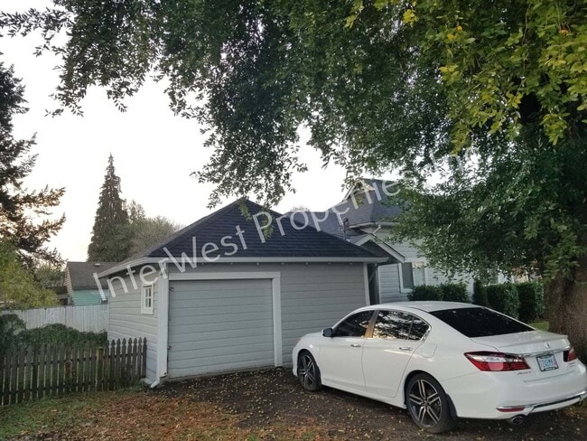 Foto del edificio - Super Cute 2bd Ranch Style Hillsboro home w/Garage, w/d hookups and yard!