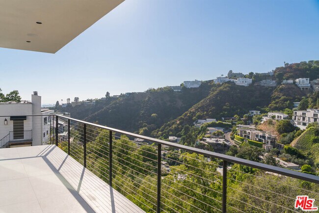 Foto del edificio - 1931 Sunset Plaza Dr