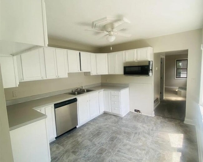 Foto del edificio - 4411 Savage Dr