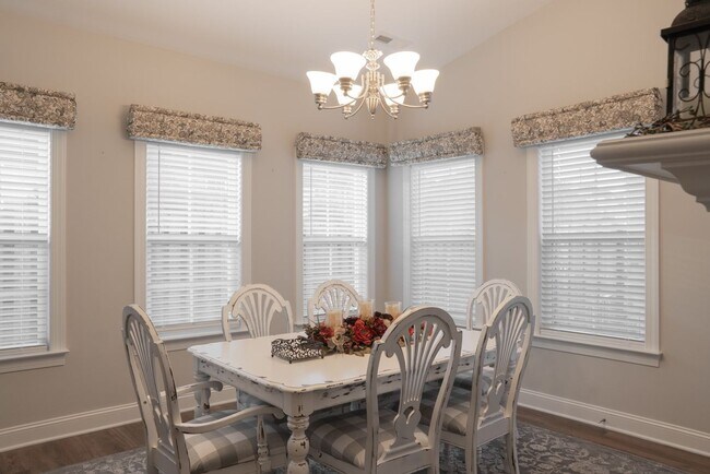 Foto del edificio - Walkertown- 3 bedroom, 3 bath town home