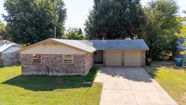 Building Photo - Cute 5 Bedroom House!