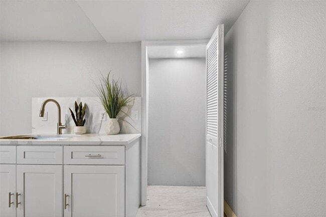 Foto del edificio - 917 Mack Ave