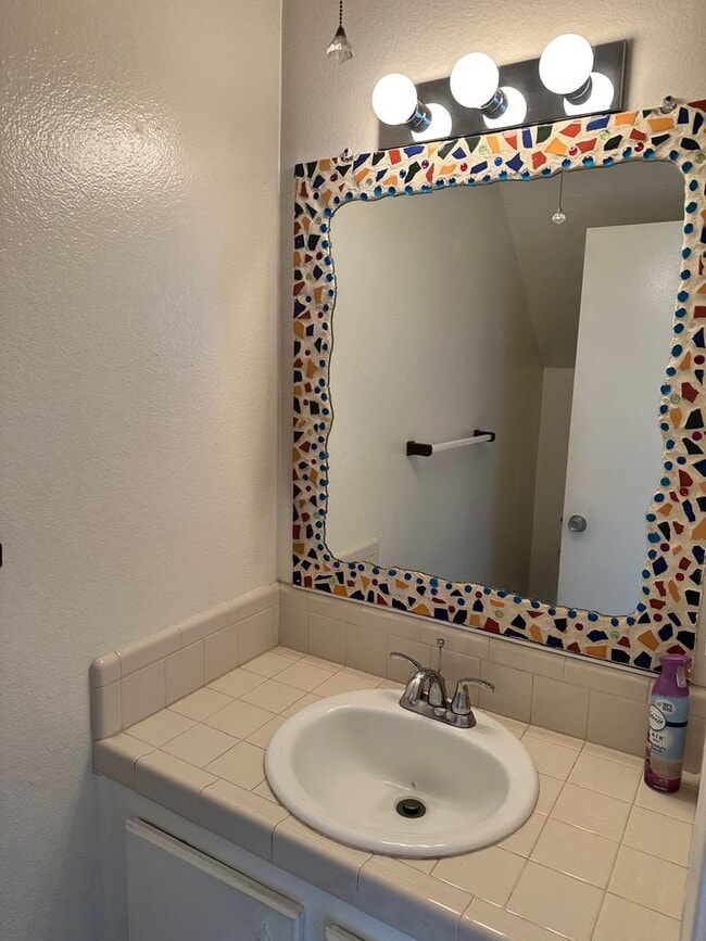 Foto del edificio - 2-Story 2 Bedroom Townhome with Garage!