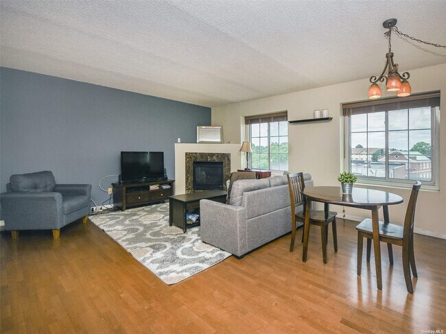 Building Photo - 242 Maple Ave