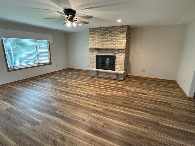 Building Photo - 881 Glenmore Ct