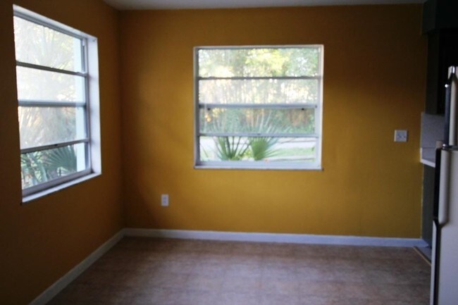 Building Photo - 329 Albert St