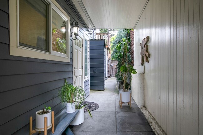 Building Photo - Elegant Victorian Furnished Garden Flat on...