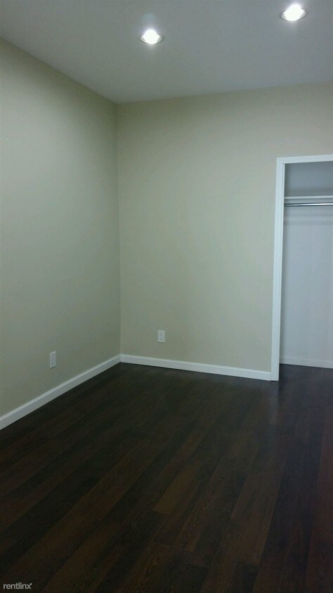 Building Photo - 3087 Steinway St
