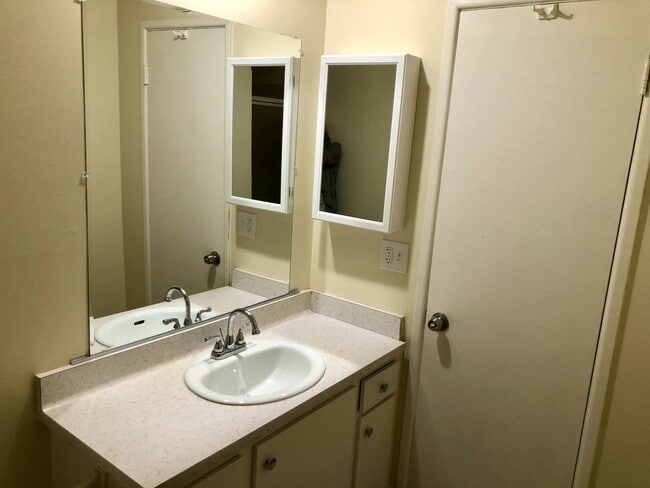 Foto del edificio - Airy 2 Bedroom 2 Bath with Front Patio