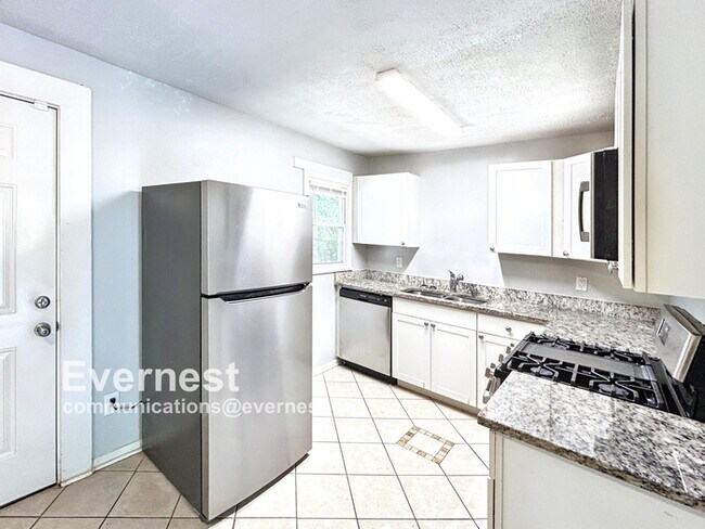 Foto del edificio - 3-Bedroom Home with Easy Access to Parks a...