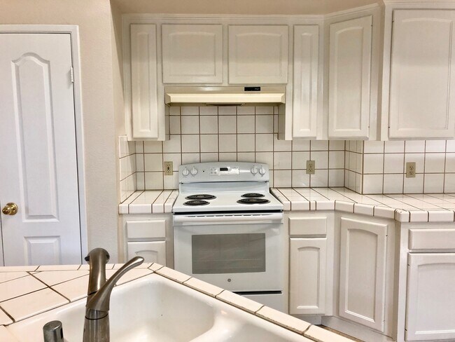 Foto del edificio - $2,295- Maple & Shepherd 3 Bedroom  - E. J...