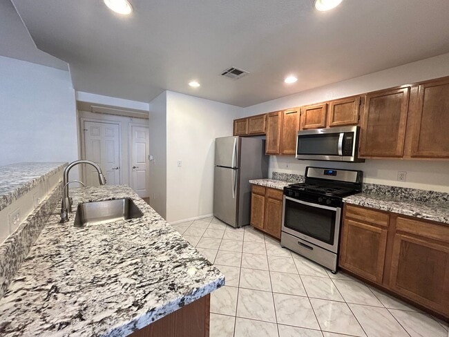 Building Photo - Free Rent for two weeks!