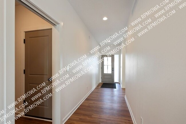 Foto del edificio - STUNNING TOWNHOME!! 4 Bed, 3 Bath Townhome...