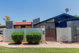 Building Photo - 712 N Santa Barbara