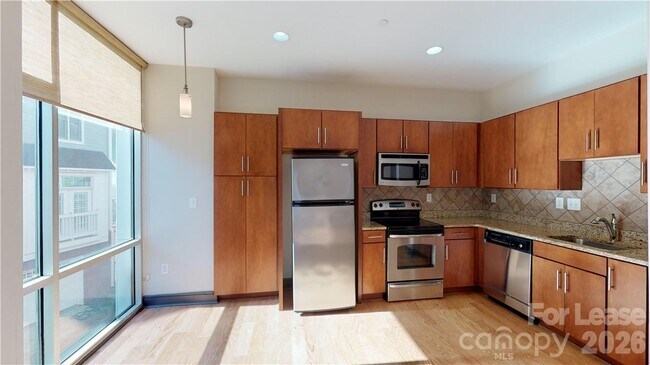 Foto del edificio - 2200 Lyndhurst Ave