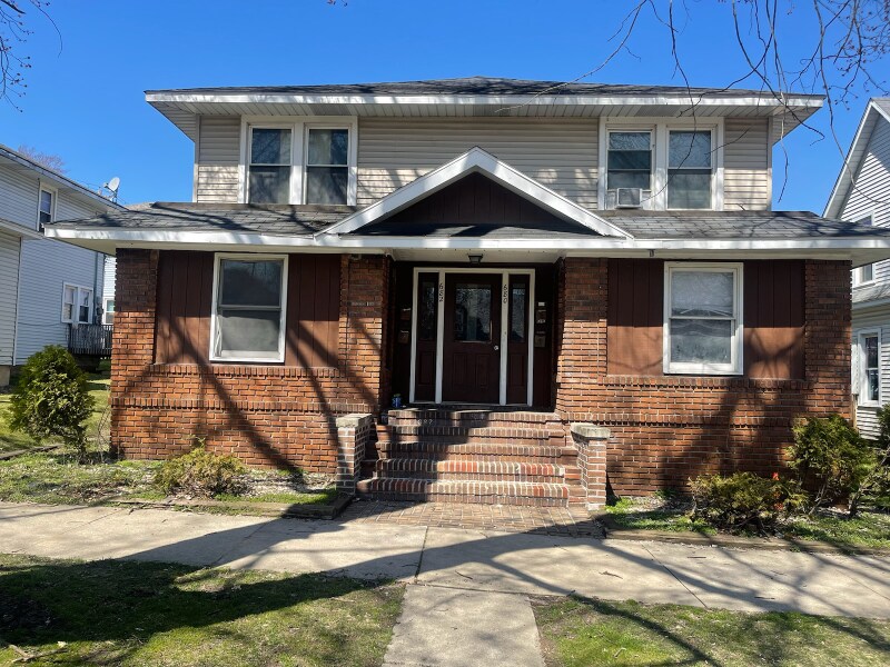 682 Strong Ave Unit 682 Half, Elkhart, IN 46514 Room for Rent in
