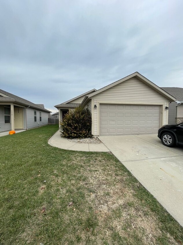 Single family home, with fenced in backyard! - Single family home, with fenced in backyard!