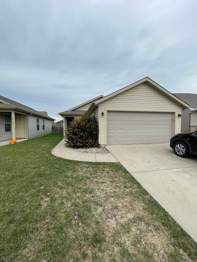 Single family home, with fenced in backyard! - Single family home, with fenced in backyard!