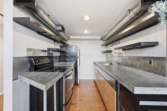 Foto del edificio - Industrial NYC-Style Loft | Battleship Building | 3 Parking Spots Included