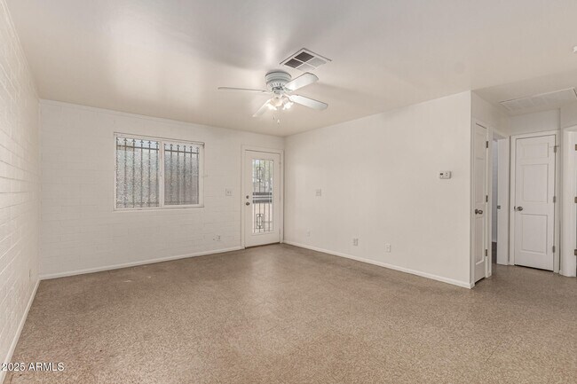 Foto del edificio - 1402 W Becker Ln