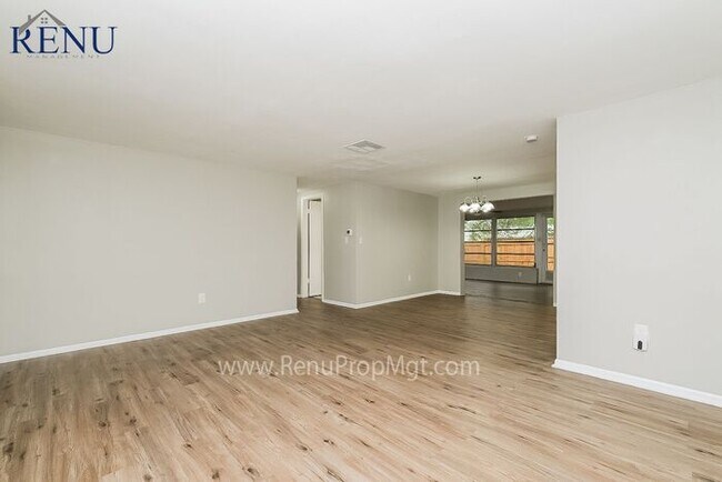 Foto del edificio - This Summer Special is Heating Up!: 50% of...