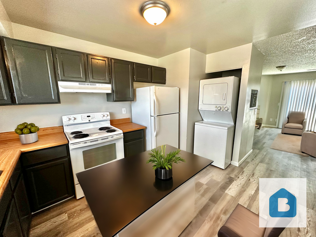 Building Photo - Welcome to Your Newly Renovated 2-Bedroom,...