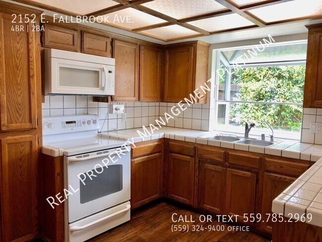 Foto del edificio - $2,300 Maple & Nees 4 Bedroom -  E. Fallbr...
