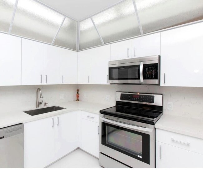 Building Photo - 20281 E Country Club Dr