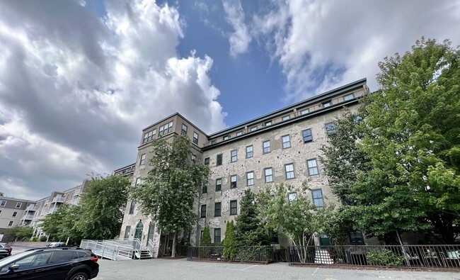 Building Photo - 426 Mt Hope St