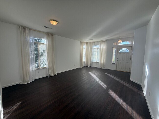 Foto del edificio - Spacious 4-Bedroom Corner Home MOVE IN SPECIAL