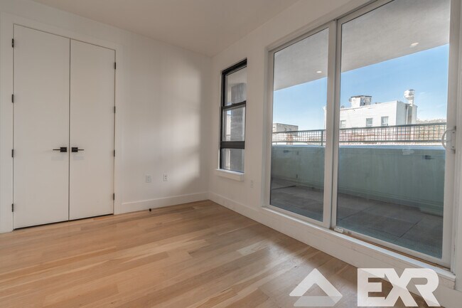 Foto del edificio - 246 Johnson Ave