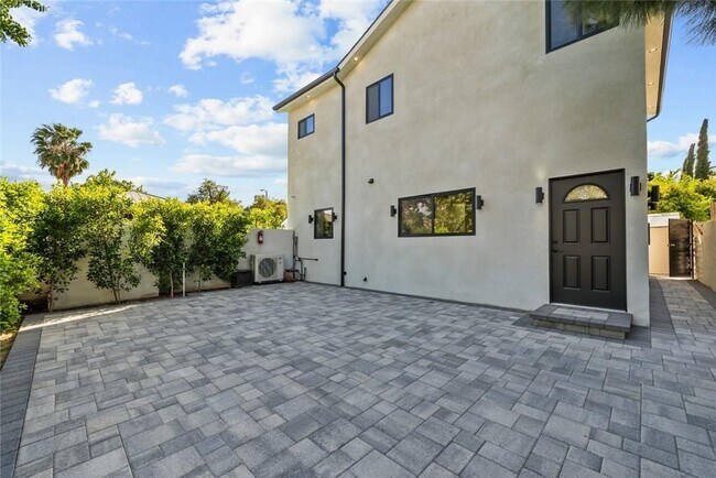 Foto del edificio - 6245 McLaren Ave