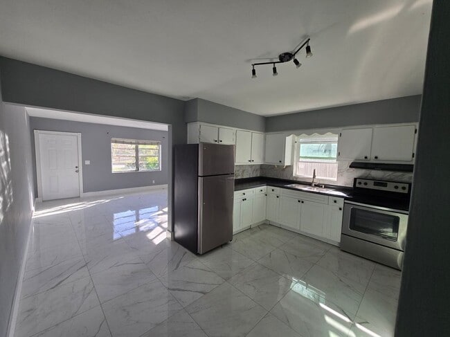 Foto del edificio - 1021 SW 32nd Ct