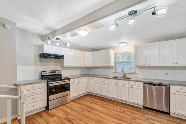 Building Photo - 107 Elm